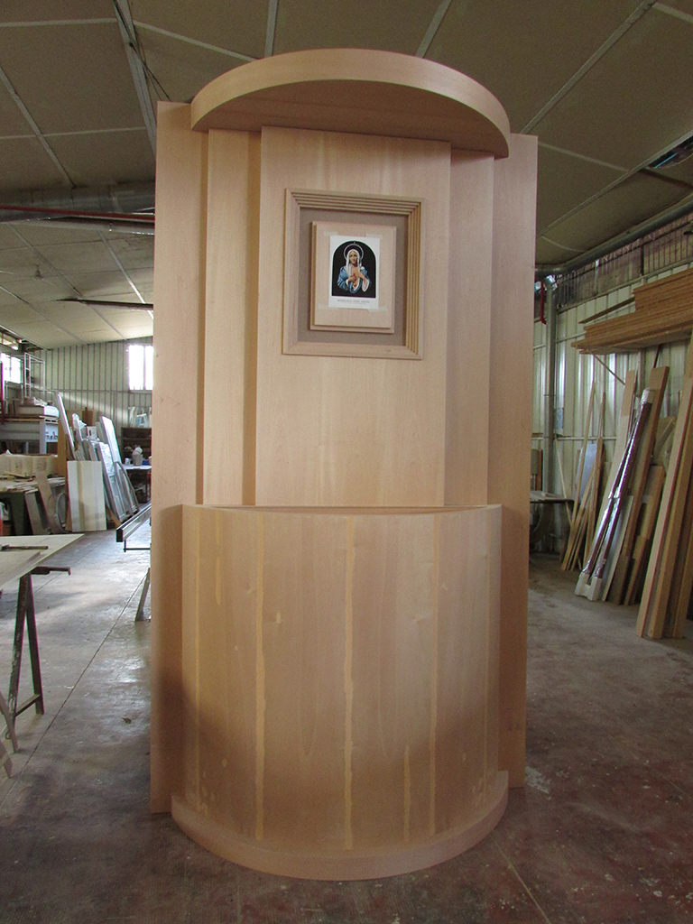 realizzazione altare in legno per sistemazione visita del reliquario della Madonna di Siracusa presso Tenda della Divina Misericordia   